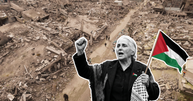 Fotomontaje de Dolores Ibárruri Gómez, La Pasionaria, cantando con pasión sobre un fondo de edificios destruidos en Gaza, sosteniendo una bandera palestina y llevando un keffiyeh.