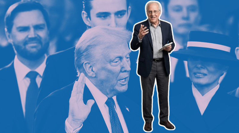Fotomontaje del economista Richard Wolff explicando un tema, superpuesto sobre un fondo azul donde aparece Donald Trump prestando juramento presidencial junto a Melania Trump.