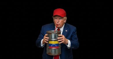 Donald Trump con una gorra roja y traje azul, bebiendo de un barril de metal con la bandera de Venezuela, contra un fondo negro.