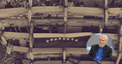 Los escombros de un edificio que se desplomó por el doble terremoto del 24 de jumio de 2026 con una bandera de Venezuela en el centro son el fondo y en primer plano una foto del intelectual venezolano Luis Britto García.