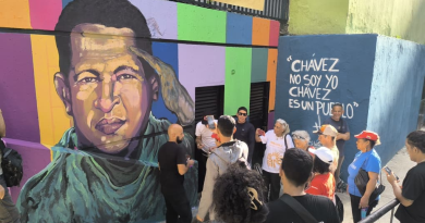 Brigada Muralista Handala de la Plataforma Internacional de Solidaridad con la Causa Palestina, pinta mural al Comandante Hugo Rafael Chávez Frías en su 72 aniversario de su nacimiento. La obra se puede ver en la Plaza Andrés Eloy Blanco, mejor conocida como Plaza Lina Ron. En las imágenes algunos de los integrantes de la Brigada y de la Plataforma.
