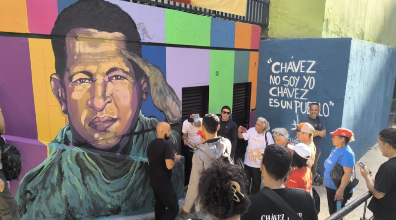 Brigada Muralista Handala de la Plataforma Internacional de Solidaridad con la Causa Palestina, pinta mural al Comandante Hugo Rafael Chávez Frías en su 72 aniversario de su nacimiento. La obra se puede ver en la Plaza Andrés Eloy Blanco, mejor conocida como Plaza Lina Ron. En las imágenes algunos de los integrantes de la Brigada y de la Plataforma.