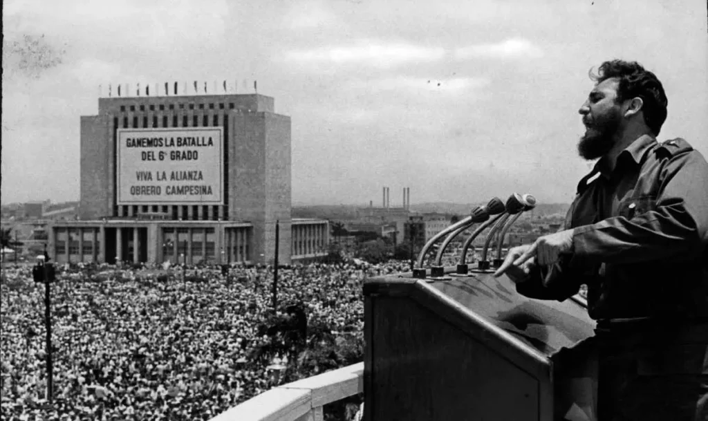 Fidel Castro interviene en ante una concentración multudinaria en Cuba