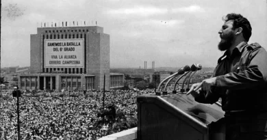 Fidel Castro interviene en ante una concentración multudinaria en Cuba