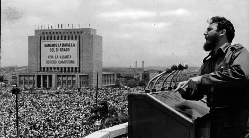 Fidel Castro interviene en ante una concentración multudinaria en Cuba